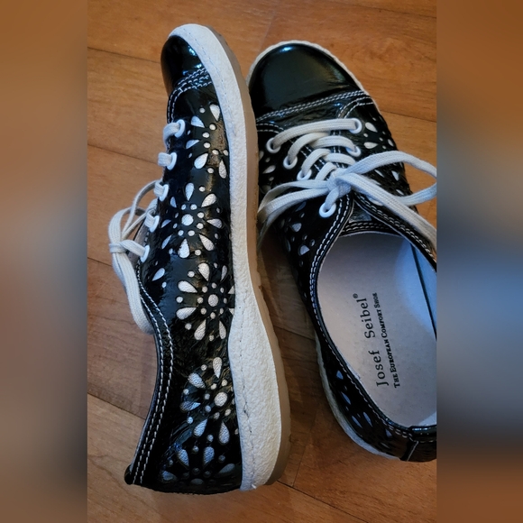 Vtg Josef Seibel blue patent leather sneakers/perforated floral pattern woman 7 - Picture 1 of 12